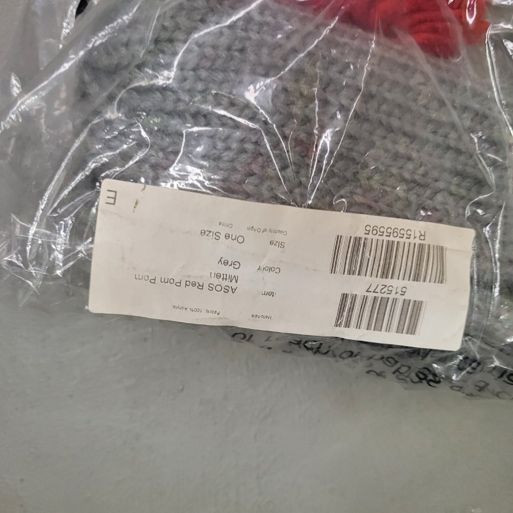 [BNIB]🔴asos🔴Oversized RED Pom Pom Mitten 🧤❤️ - Picture 6 of 6